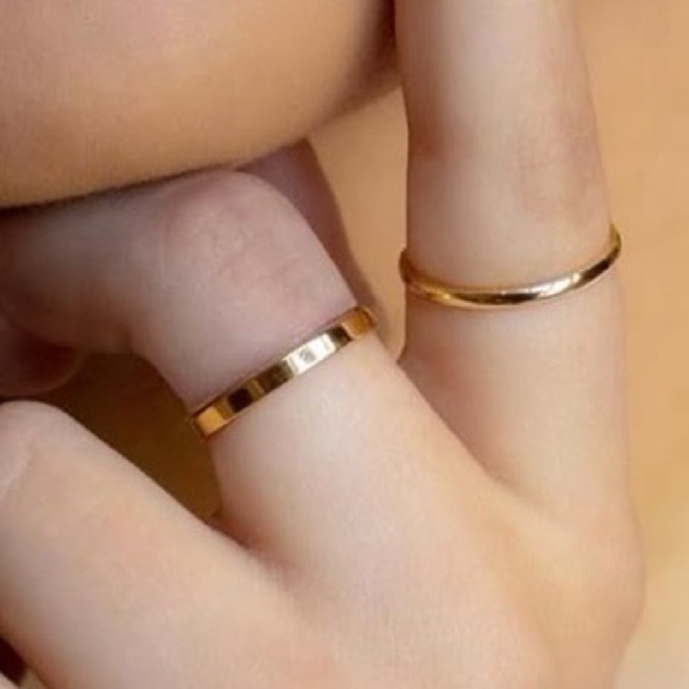 NWT Bee Gold-Plated Thin Stacking Rings Set of 2 – Size 7 Bands